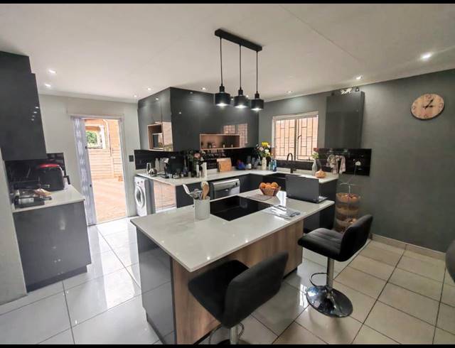 3 BEDROOM HOUSE FOR SALE IN HEUWELOORD